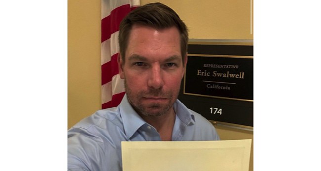 Eric Swalwell holding SIGN in a selfie goes SO WRONG yet SO RIGHT in hilarious meme thread